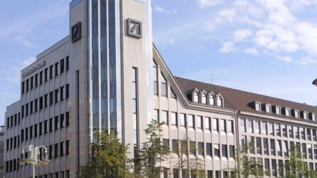 Modern bank building exterior in a German city representing Volksbank Raiffeisenbank Bayern, a regional cooperative bank